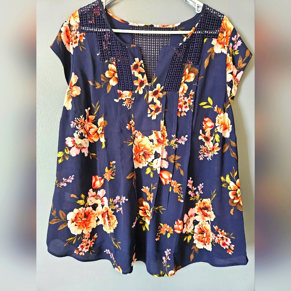 NWOT Navy Floral Print Daniel Rainn Blouse!! 🌺